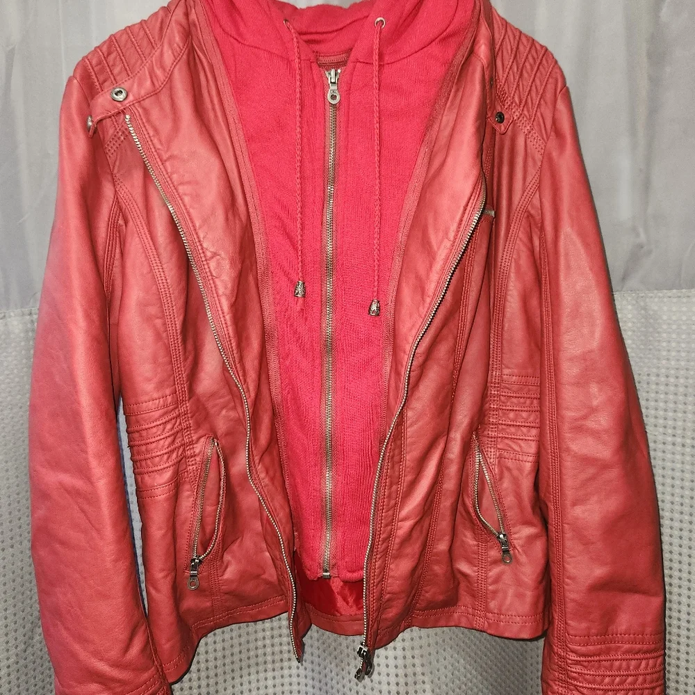Red jacket - Picture 2 of 3